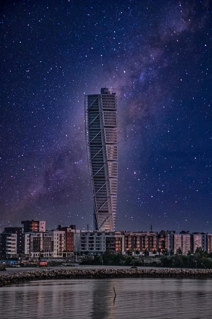 Turning Torso i Malmö under stjärnhimmel